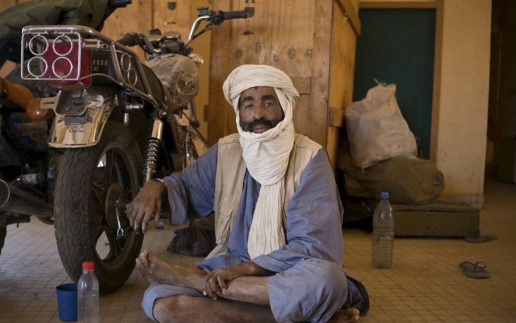 Mohammed Ag Idwal zit vastgeketend aan een motorfiets in de gevangenis van de Noord-Malinese stad Gao. De 55-jarige Malinees zou de leider zijn geweest van de islamistische groep Mujao. Foto EPA