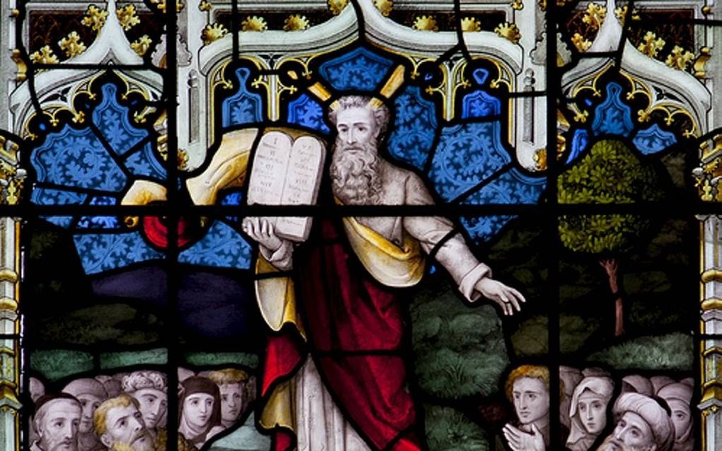 „Waar de wet verdwijnt, verdwijnt de ontdekking en daarmee de weg tot het geloof in Christus.” Foto: Mozes en de stenen tafelen. Een detail van een kerkraam van de The Parish Church of Saint Mary in Henley on Thames. Foto Flickr