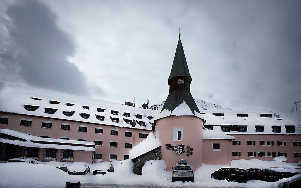 Het Hospiz Hotel in St. Christoph is ook de zetel van de Orde van St. Christoph. De kapel (midden) vormt het centrum van de activiteiten van de instelling. Foto RD, Henk Visscher