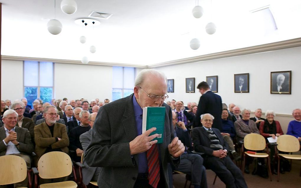 Prof. Dekker loopt naar de microfoon om een vraag te beantwoorden tijdens de presentatie in Kampen. Foto Dick Vos