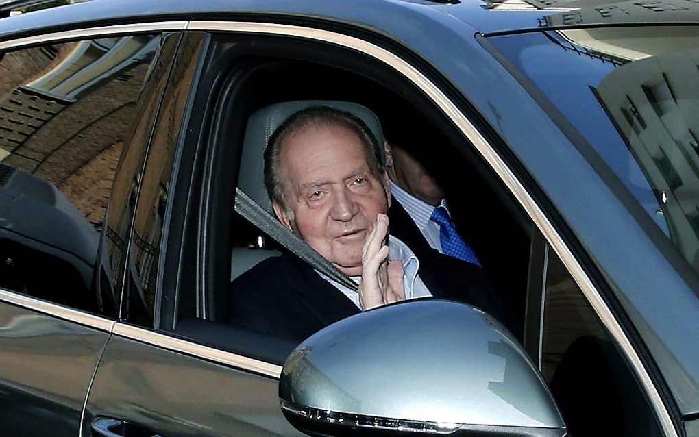 Koning Juan Carlos bij aankomst in het ziekenhuis. Foto EPA