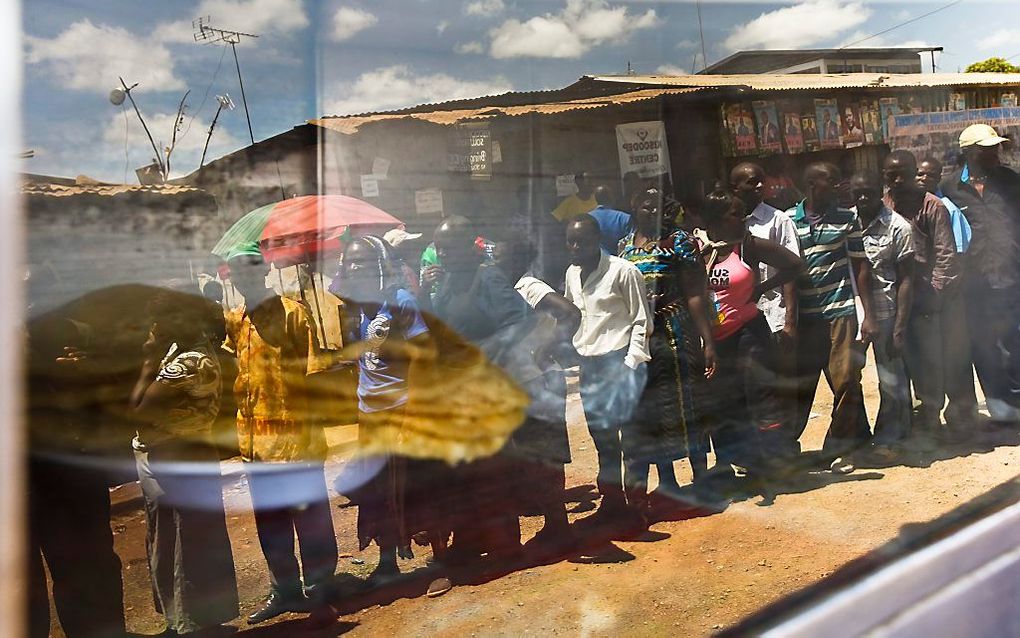 Mensen staan in de rij om te stemmen in Nairobi.   Foto EPA