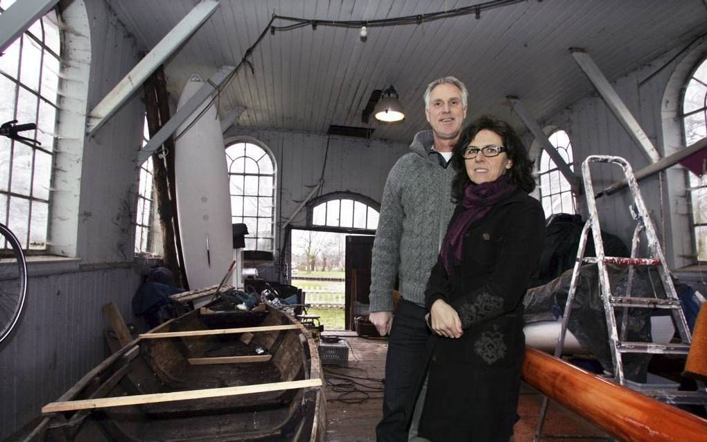 Roland en Jeannette in het doopsgezinde kerkje dat achter hun huis in het Overijsselse Wetering staat. Ze zoeken fondsen voor het behoud van het oude gebouw.	Foto Eelco Kuijken