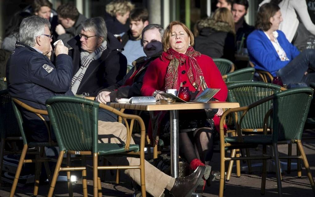 Koesterend in de zon. Het fraaie voorjaarsweer trok gisteren veel mensen naar buiten die op een terras genoten van een drankje en van de zon. Restauranthouders genieten dubbel van het mooie weer. Foto ANP