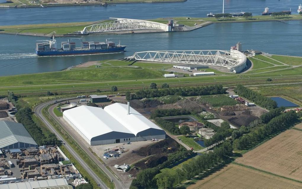 De twee hallen van het composteringsbedrijf van Van Vliet Contrans staan dicht bij de Maeslantkering. Foto Van Vliet Contrans