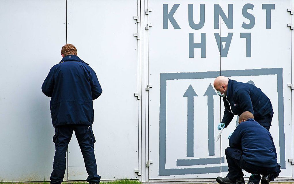 Politie zoekt naar sporen bij Kunsthal.  Foto ANP