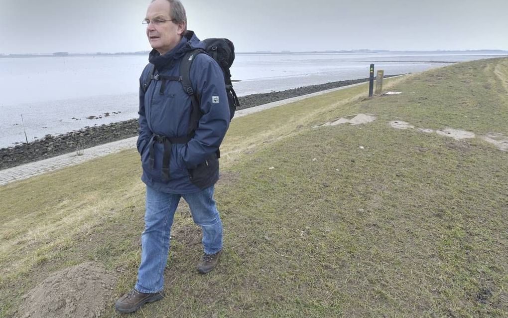 Twee jaar lang, twee dagen per week trok Jan Schuurman Hess –PvdA-lid uit het Zeeuwse Kats– te voet door Nederland. Op zoek naar verhalen en ervaringen van mensen die de sociaaldemocratie uit het oog hebben verloren. Foto Willem Mieras