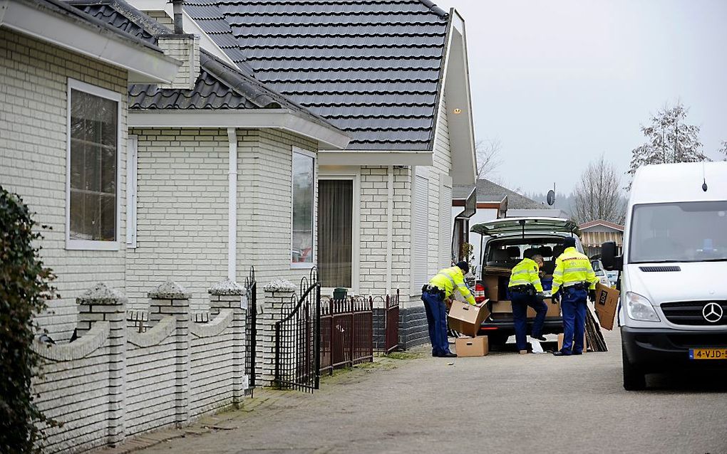 De politie deed vorige week een inval in een woonwagenkamp in het Utrechtse Rhenen. Een arrestatieteam hield acht mannen aan op verdenking van het kweken van hennep en witwassen. Foto ANP