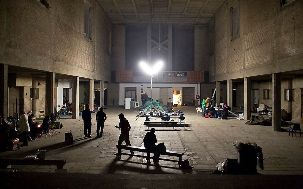 Uitgeprocedeerde asielzoekers zitten bij elkaar in de leegstaande gekraakte St. Josephkerk, voor de gelegenheid omgedoopt tot De Vluchtkerk. Foto ANP