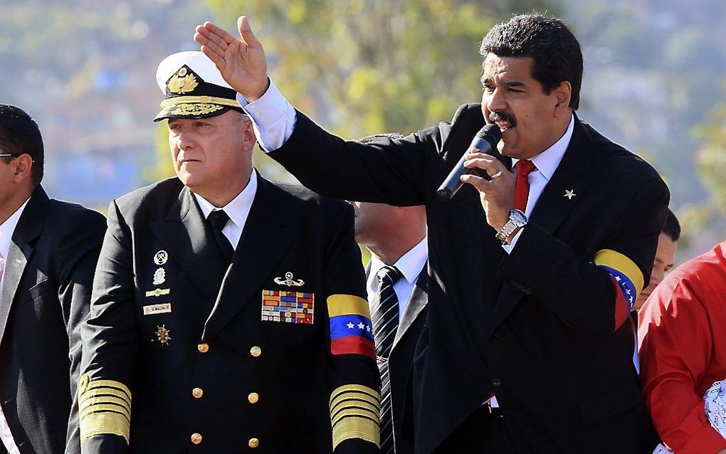 De Venezolaanse vicepresident Nicolás Maduro (r.) zal vrijdag officieel worden beëdigd als waarnemend president van Venezuela.