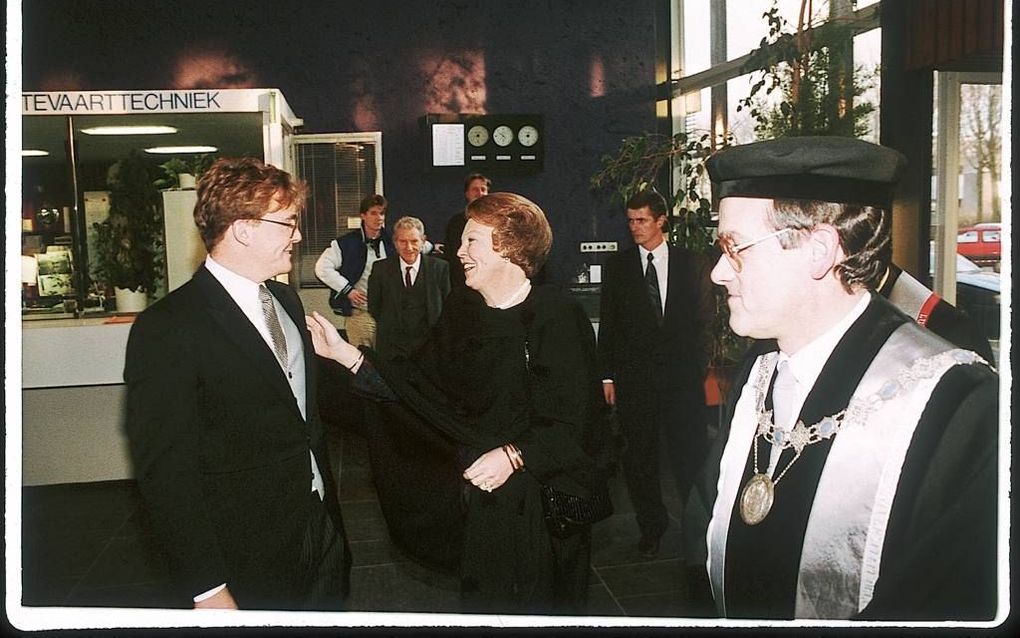 Prins Johan Friso  studeert in 1994 af aan de Technische Universiteit Delft. Een jaar later haalt broer Constantijn zijn bul in Leiden.  Foto ANP