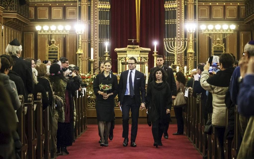 De Zweedse kroonprinses Victoria (l.) en prins Daniël (m.) bezochten eind januari de synagoge in Stockholm. Foto Scanpix