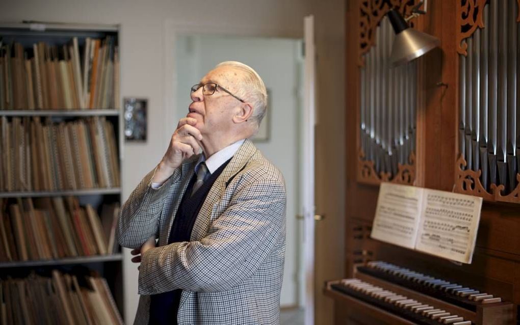 De rooms-katholieke organist Bernard Bartelink (83) speelt 13 april zijn laatste concert. „Ik heb altijd gevonden dat je als conservatoriumdocent een heleboel stijlen goed en verantwoord moet kunnen uitvoeren.” Foto Sjaak Verboom