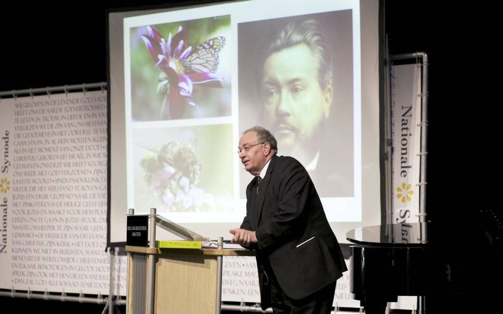 Ds. P. van der Kraan tijdens zijn lezing over de Heidelberger Catechismus. Foto Sjaak Verboom