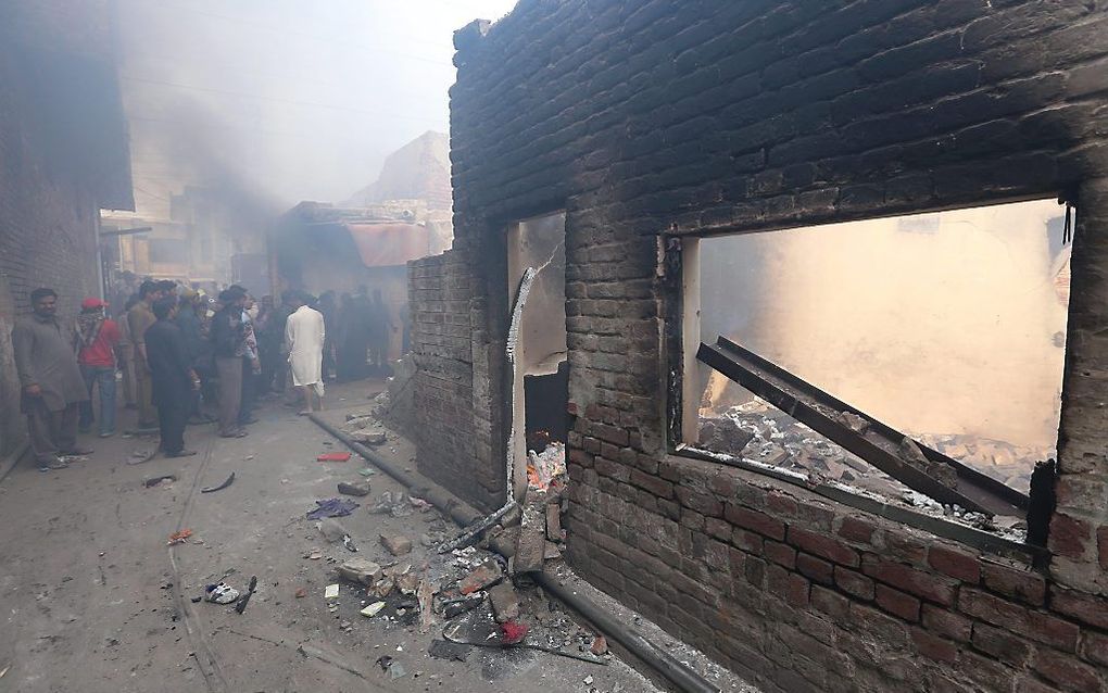 Een uitgebrande woning van christenen in Lahore. Foto EPA