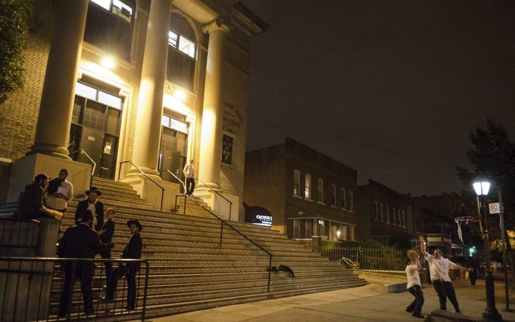 De christelijke organisatie Jews for Jesus werkt in de orthodox-Joodse gemeenschap van New York. Foto: Joodse jongens in de wijk Crown Heights spelen ’s avonds een potje basketbal als onderbreking van hun lessen in de synagoge. Foto Niek Stam