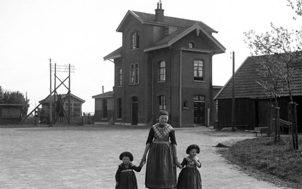 Het voormalige stationsgebouw in Staphorst dat in 1935 werd gesloten en in 1970 werd gesloopt. „Dat zou nu nooit meer gebeuren”, aldus Henk Uiterwijk uit Staphorst, die pal langs het spoor woont in een van de zogeheten NS-huisjes. Foto stationsweb.nl