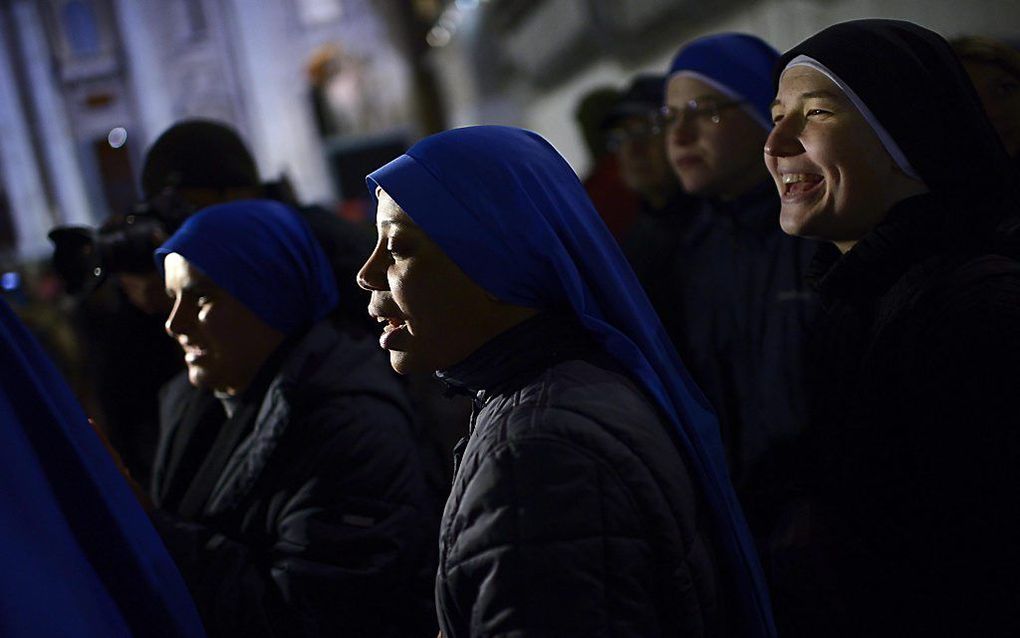 Nonnen in Vaticaanstad wachten op de uitslag van de eerste stemming. Foto EPA