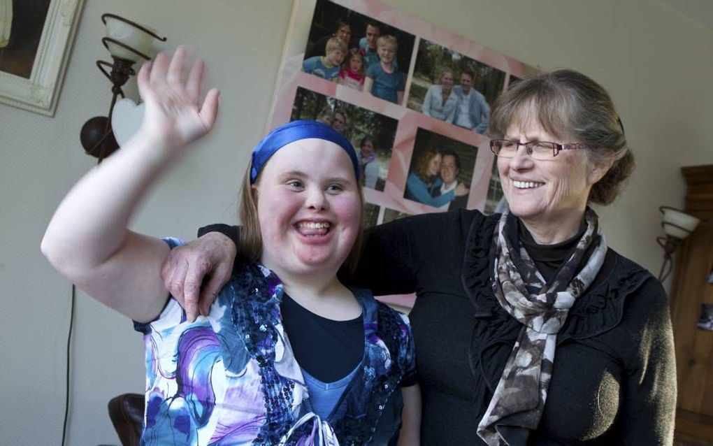 Mevrouw van Panhuis-Ouwehand (63) met haar dochter Hanneke (18), die het syndroom van Down heeft. Foto RD, Anton Dommerholt