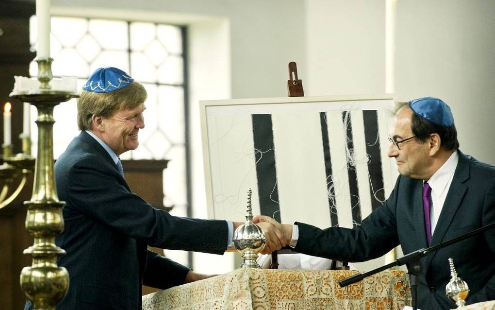 LEIDEN – De band tussen het koningshuis en de Joodse gemeenschap in Nederland was niet altijd even stevig. Foto: prins Willem-Alexander in de Portugese Synagoge in Amsterdam. Foto ANP