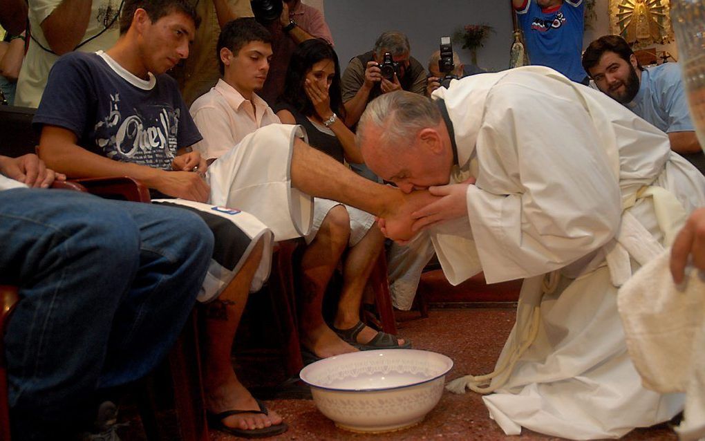 Het bekende beeld uit 2008: kardinaal Bergoglio, nu paus Franciscus, wast de voeten van drugsverslaafden. Foto EPA