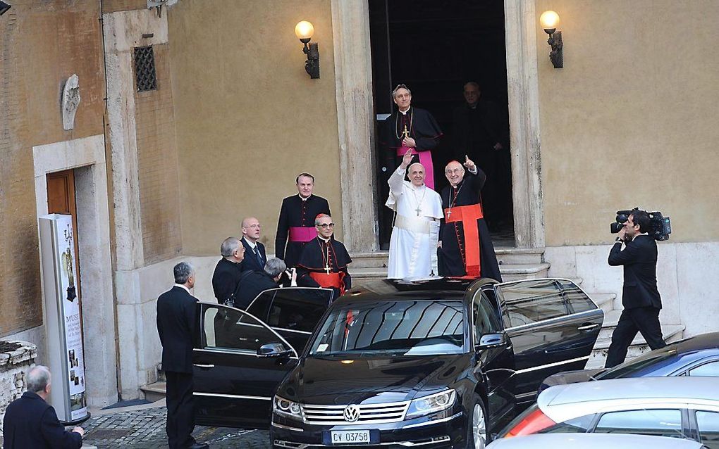 Veelzeggend is zijn eerste uitstapje buiten het Vaticaan vandaag. Franciscus brengt een bezoek aan de Santa Maria Maggiore (foto), de grootste Mariakerk ter wereld, om daar te bidden. Zijn Mariadevotie sluit aan bij het volksgeloof. Foto EPA