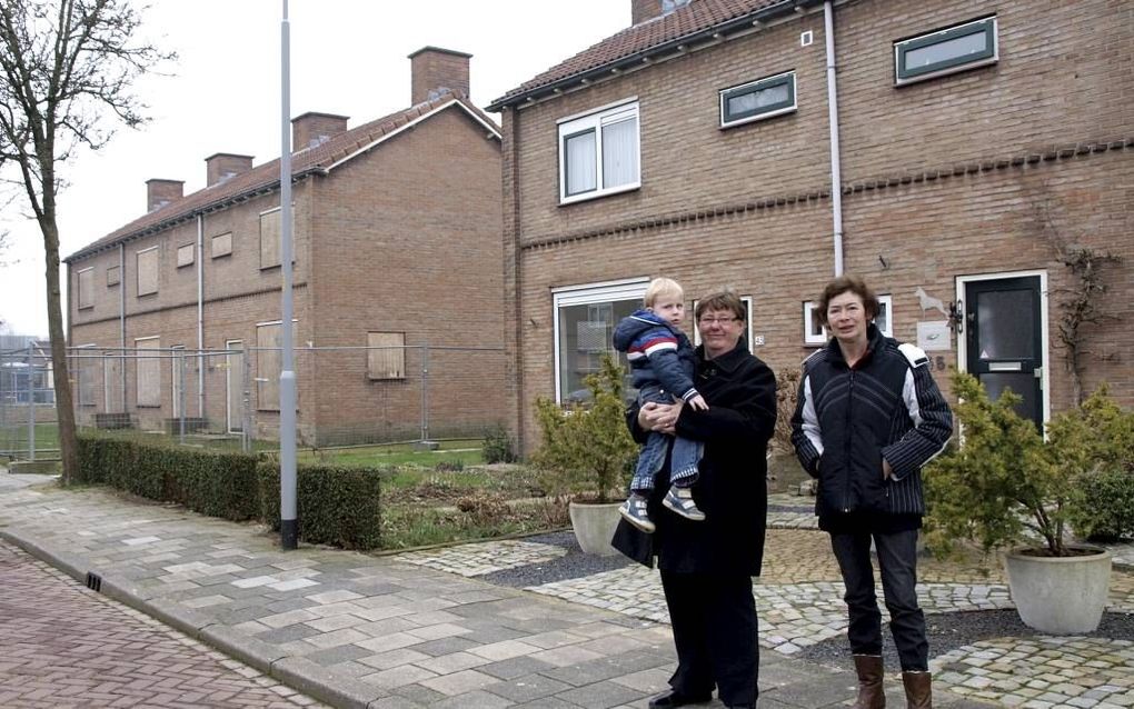 Chris van der Werf (l.) en Jacqueline Verweij, bewoners van de met sloop bedreigde Oranjewijk in Dodewaard, slepen samen met andere omwonenden SGP-wethouder Keuken van gemeente Neder-Betuwe voor de rechter. Foto Jasper van den Bovenkamp