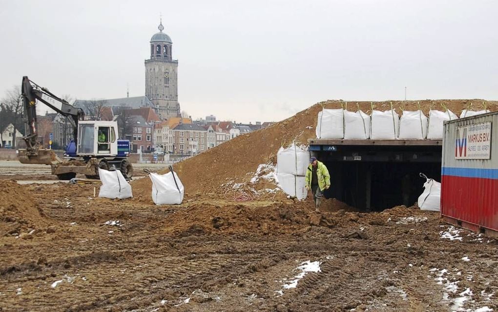 In de uiterwaarden bij Deventer moeten in totaal achttien Engelse bommen uit de Tweede Wereldoorlog worden ontruimd. Foto RD