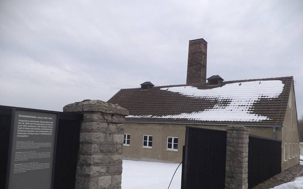 Voor velen symboliseert dit gebouw, deze schoorsteen, het graf – waar verder niets meer aan hun geliefde(n) herinnert, zo meldt een bordje bij de ingang. „Wij verzoeken u het crematorium als plaats van stilte te respecteren.” Foto RD