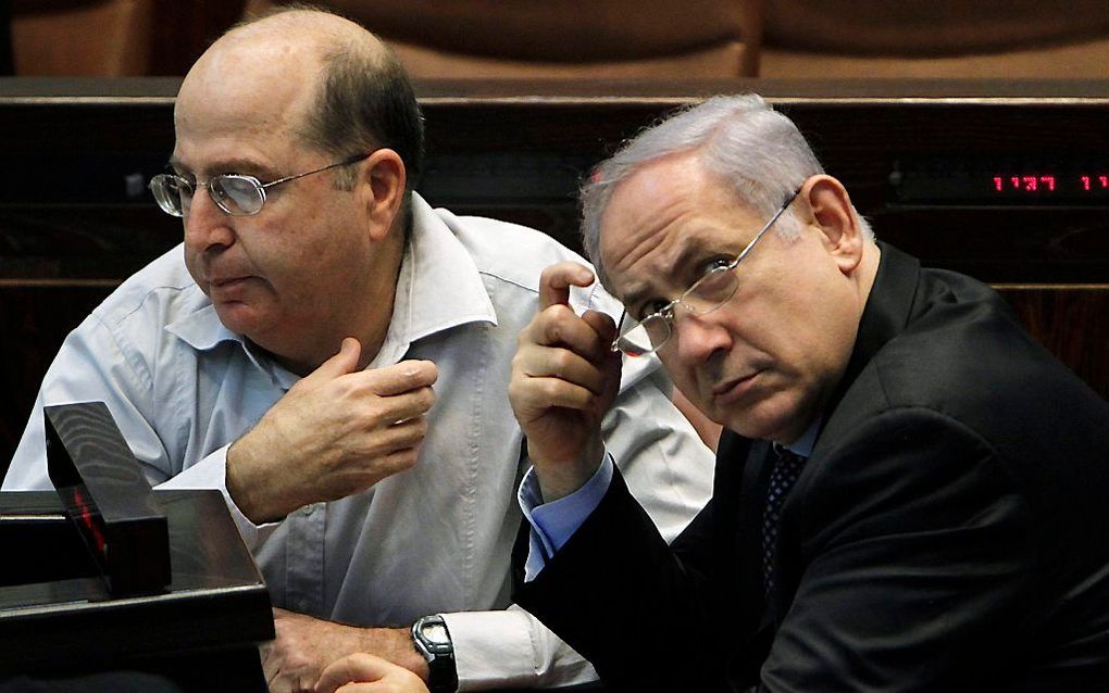 Yaalon (l.) en Netanyahu. Foto EPA