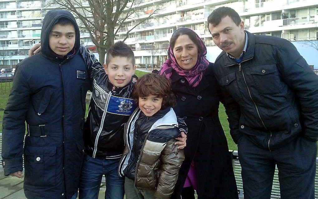 Het Turkse jongetje Yunus (midden) met zijn biologische ouders en broers. Foto ANP