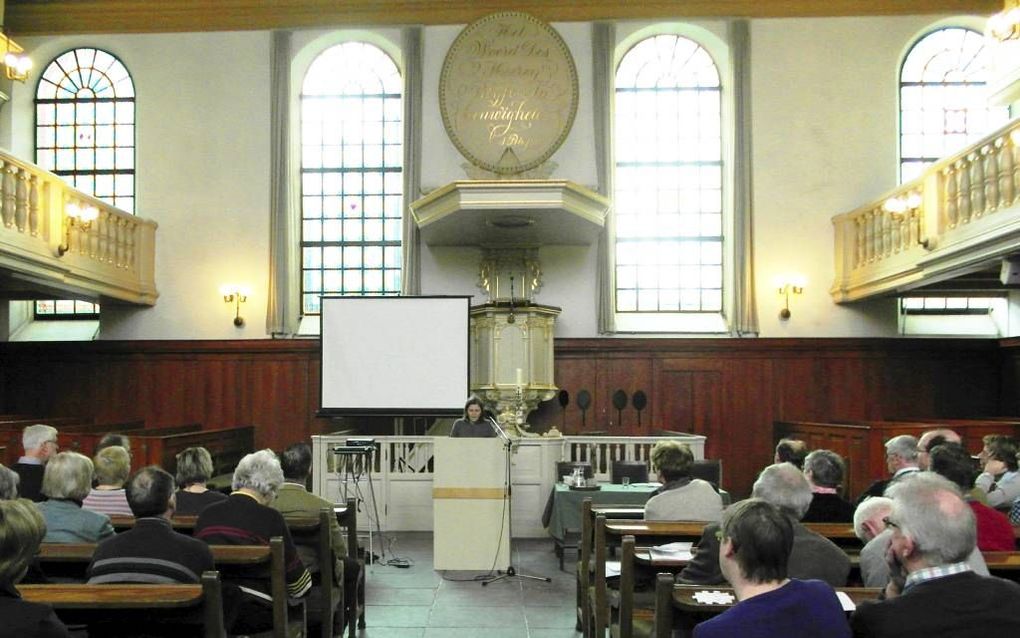 Bezoekers van de voorjaarsbijeenkomst van de Vereniging voor Nederlandse Kerkgeschiedenis verdiepen zich in de geschiedenis van de Paulusabdij. Foto RD