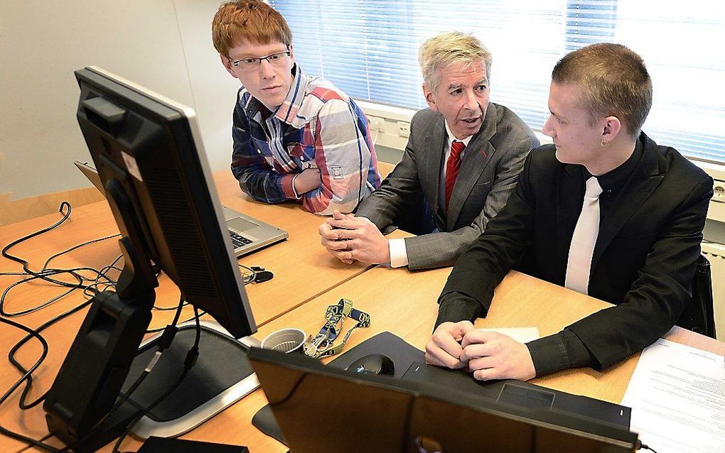 Minister van Binnenlandse Zaken Ronald Plasterk aanwezig bij de poging van studenten van de Haagse Hogeschool om de websites van de gemeente Haarlemmermeer en Logius, onderdeel van het ministerie van Binnenlandse Zaken, te hacken. Op deze manier worden de