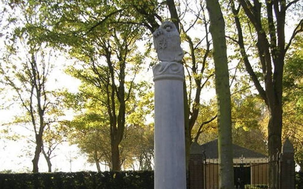 De gedenknaald met daarop de namen van omgekomen Koudekerkse oorlogsslachtoffers. Foto Stichting Dorpsraad Koudekerke