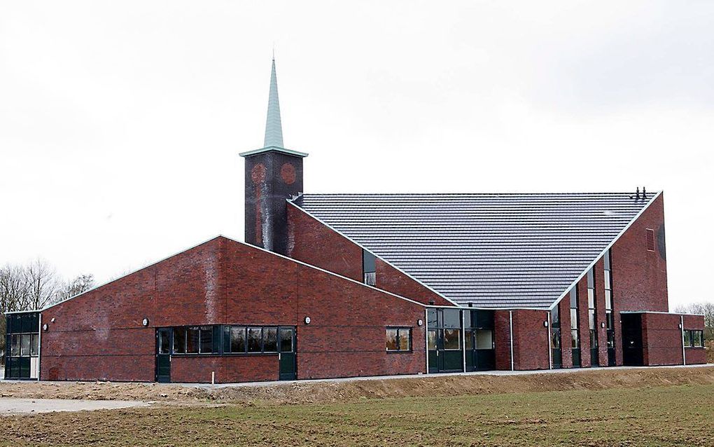 De nieuwe kerk van de gereformeerde gemeente Puttershoek wordt morgen in gebruik genomen. Het bedehuis aan de Sportlaan 2a is gebouwd door firma Jongekrijg uit Puttershoek. Foto Hans Boutkan