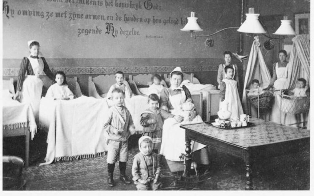 De kinderzaal in het diaconessenhuis in Utrecht, dat vanuit de Réveilbeweging werd opgezet. Beeld Utrechts Archief