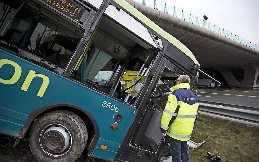 De bus die woensdagmorgen van het talud reed. Foto ANP