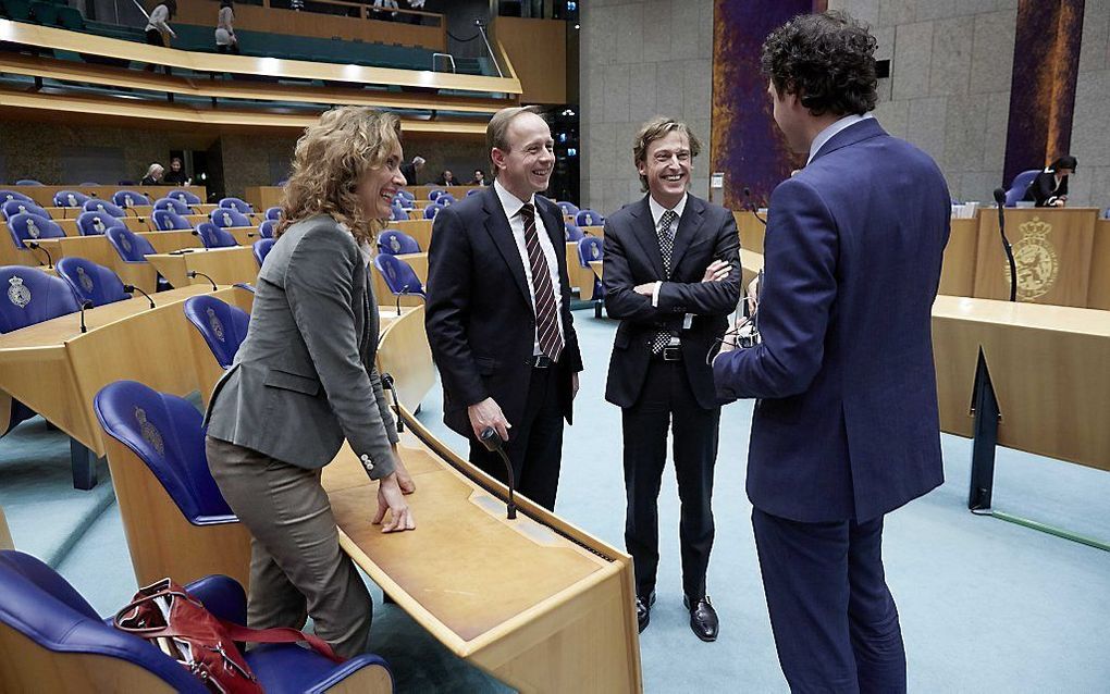 (VLNR) D66-Kamerlid Vera Bergkamp, SGP-leider Kees van der Staaij, VVD-Kamerlid Joost Taverne en PvdA-Kamerlid Martijn van Dam na afloop van het debat over godslastering in de Tweede Kamer. Foto ANP