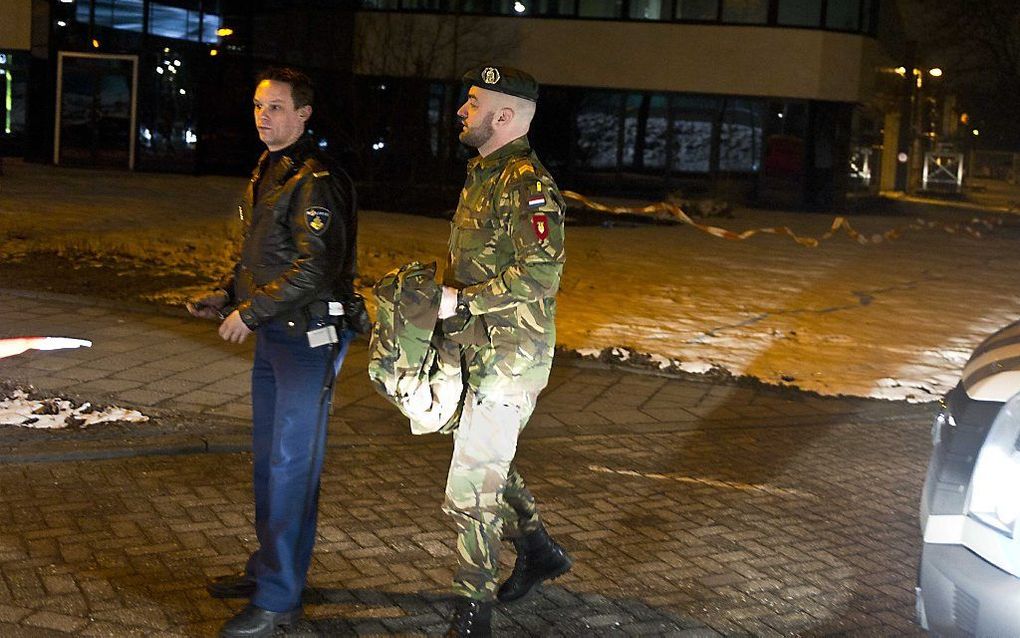 De EOD komt aan bij het filiaal van Brink's in Best. Foto ANP