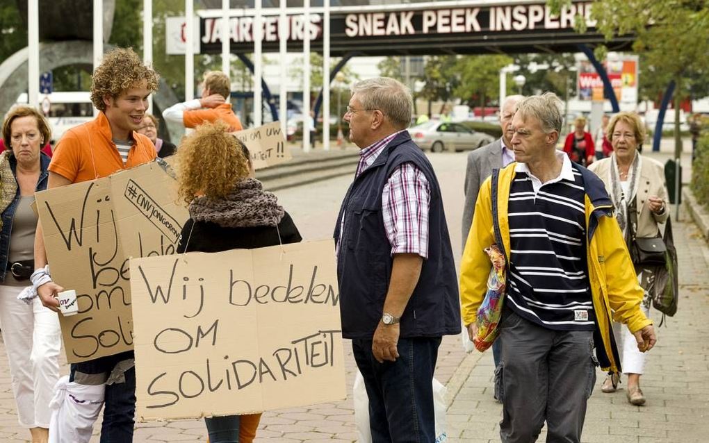 „Ouderen komen uit een situatie van volop werk, een keurig pensioen en goedkopere woningen met in de loop der jaren enorme overwaarde. Al deze zaken staan nu onder druk.” Foto: CNV-jongeren in actie bij bij 50PlusBeurs in 2011.  Foto ANP