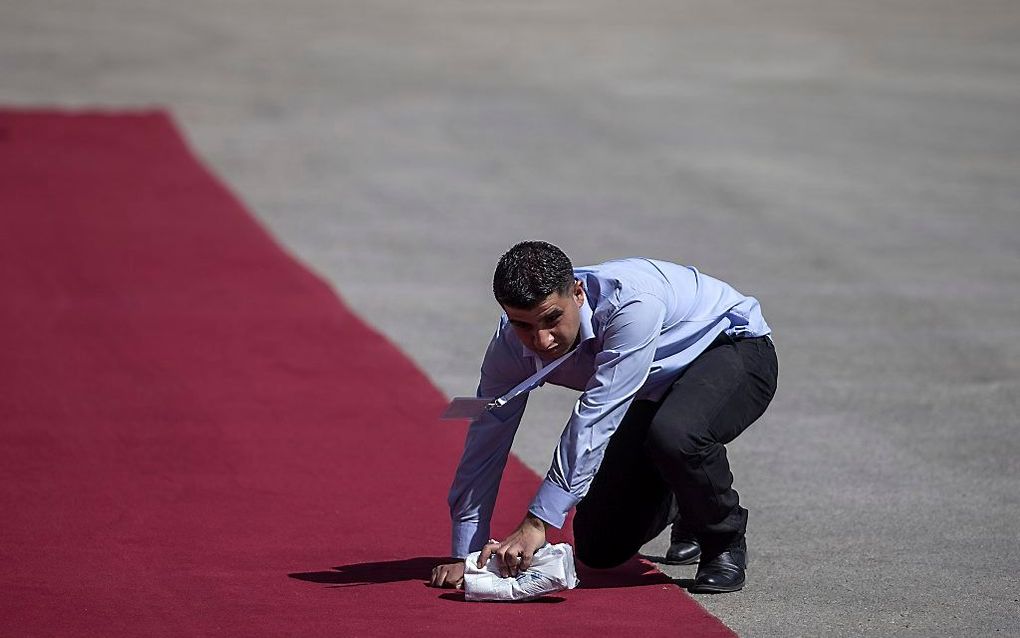 De rode loper wordt netjes gelegd voor het bezoek van Obama in Ramallah. Foto EPA