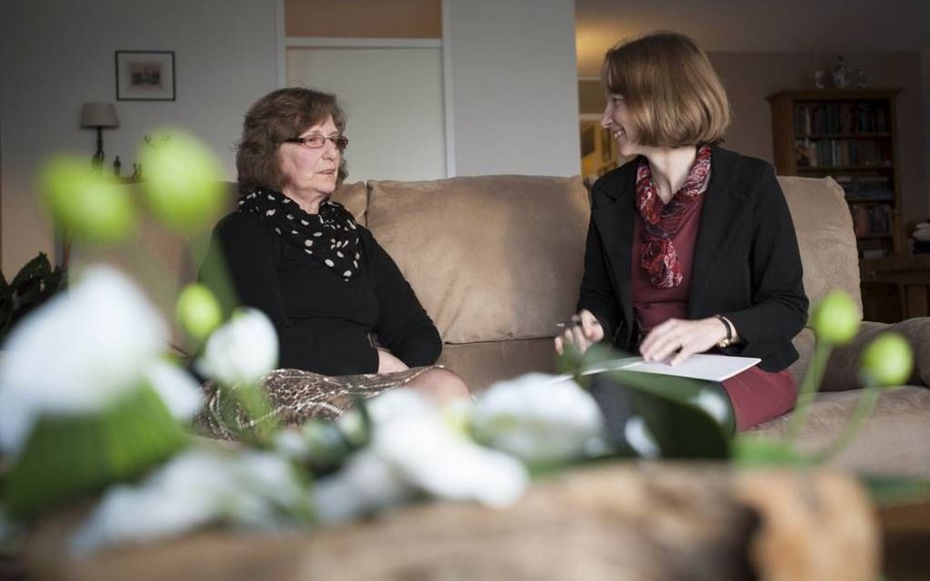 Mevrouw Boogaard (li.) waardeert de betrokkenheid van casemanager Yfke van de Repe. Foto Wim van Vossen.