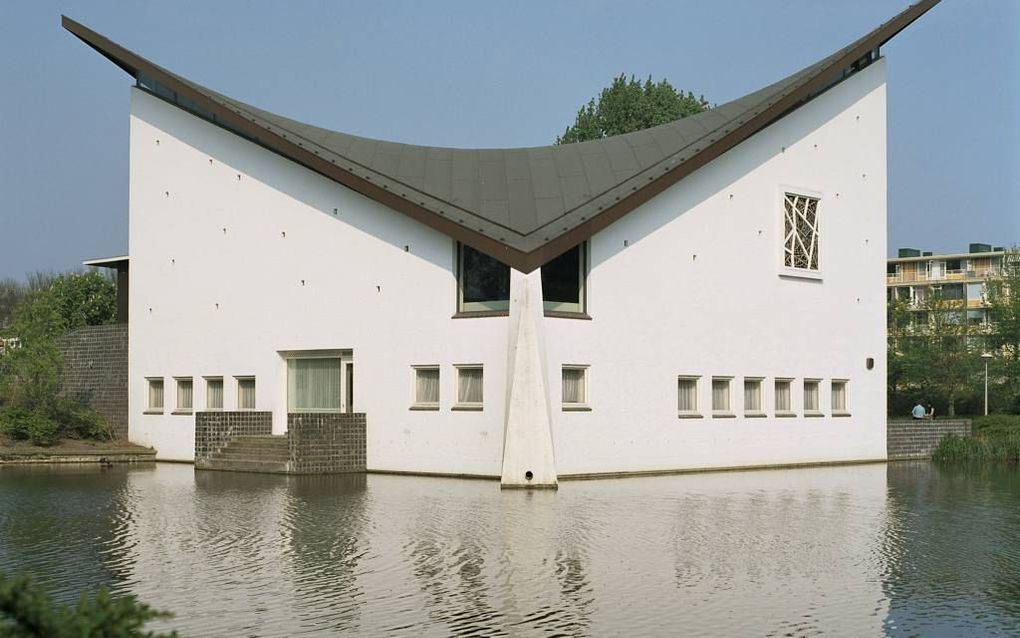 Protestantse Paaskerk in Amstelveen. Uniek zijn het schaal- of zadeldak en het paasraam in de muur. Foto  Rijksdienst voor het Cultureel Erfgoed