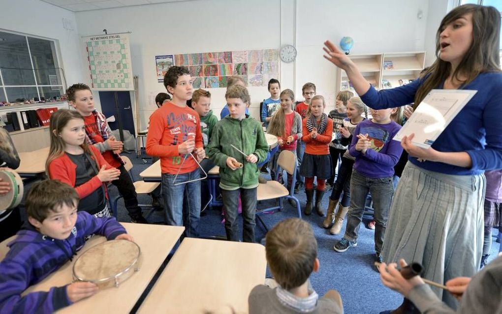 Juf Hanna Walhout geeft muziekles aan groep 7/8 van de Graaf Jan van Nassauschool in Vlissingen. Foto Willem Mieras