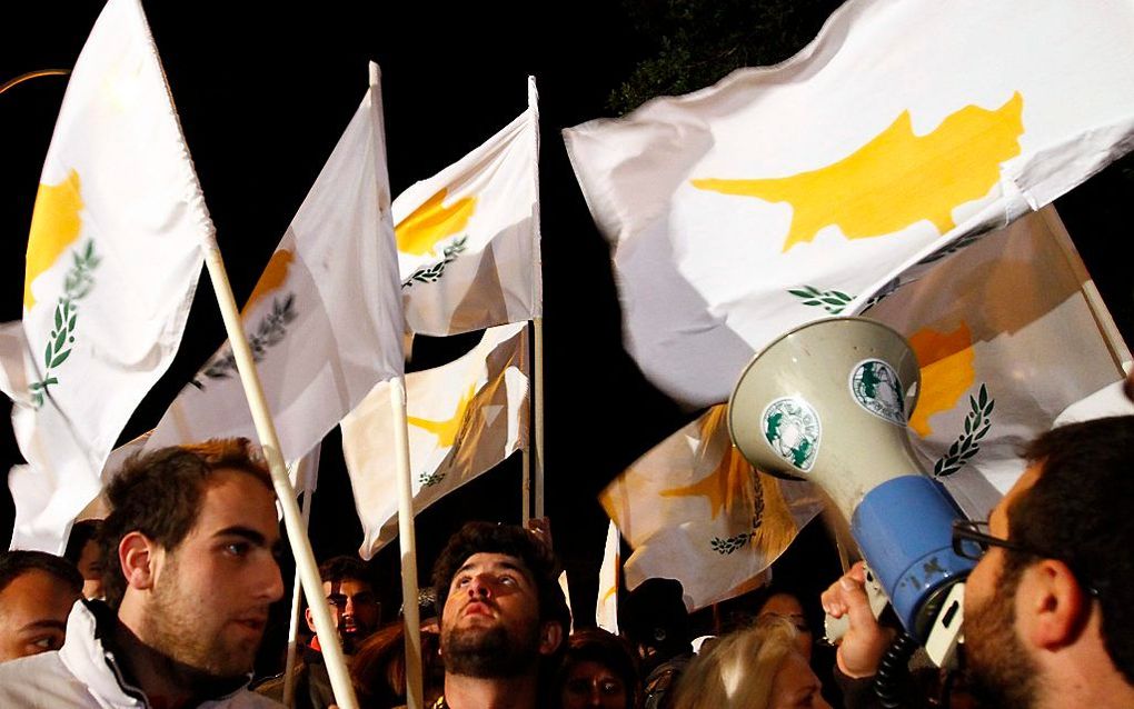 Demonstranten met de vlag van Cyprus.  Foto EPA