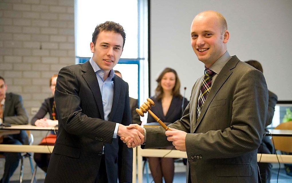 Jacques Rozendaal (r.) overhandigt de voorzittershamer aan Jan-Willem Kranendonk. Foto Cees van der Wal