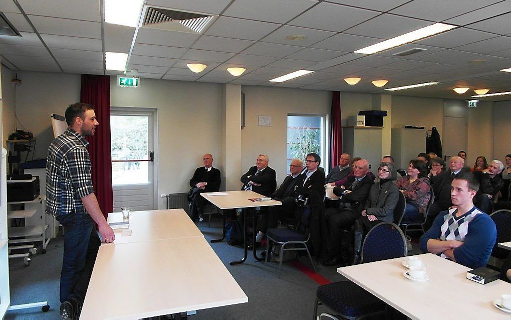 Wim Vrugteveen (l.) en ds. J. den Boer (tweede van links). Foto RD