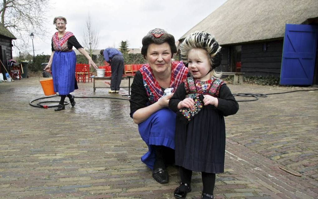 De 2-jarige Marlize Haasjes geldt als het jongste meisje in Staphorst dat in klederdracht loopt. Foto Eelco Kuiken