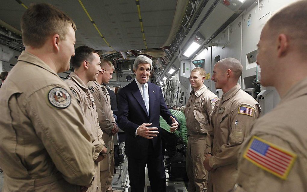 Kerry bezocht dit weekeinde ook militairen in Irak. Foto EPA