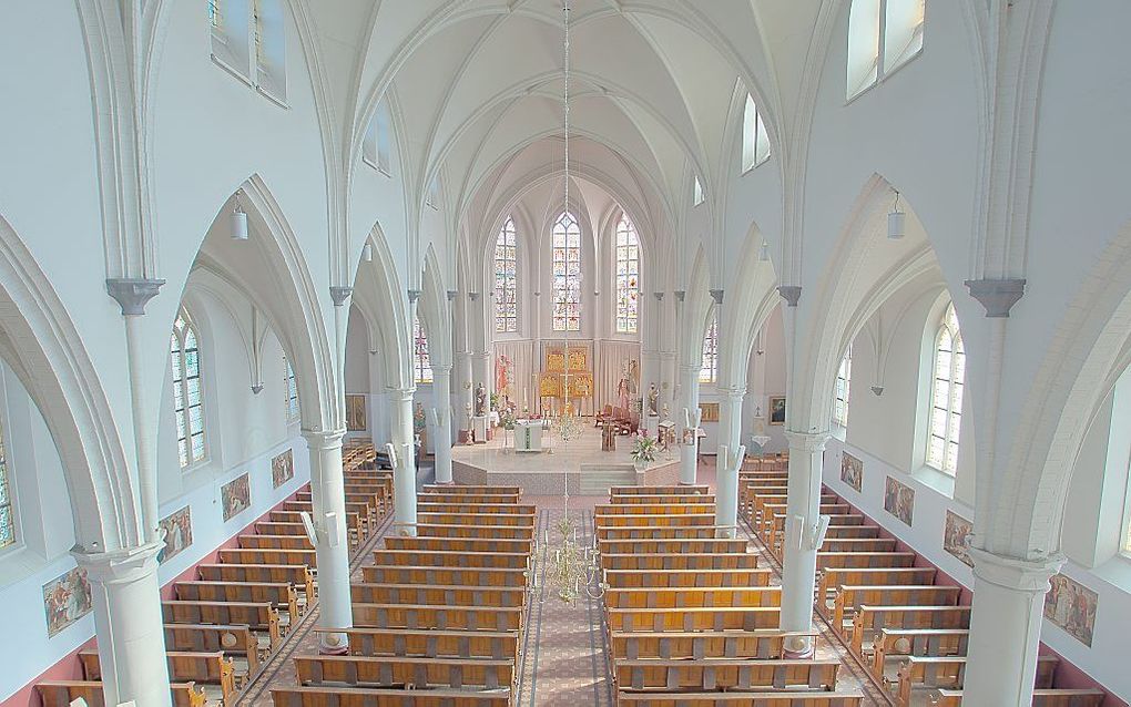 De rooms-katholieke parochies houden door priestertekort minder diensten in de Stille Week. Foto: een rooms-katholieke kerk in Cothen. Foto Dirk-Jan Kraan, Wikimedia